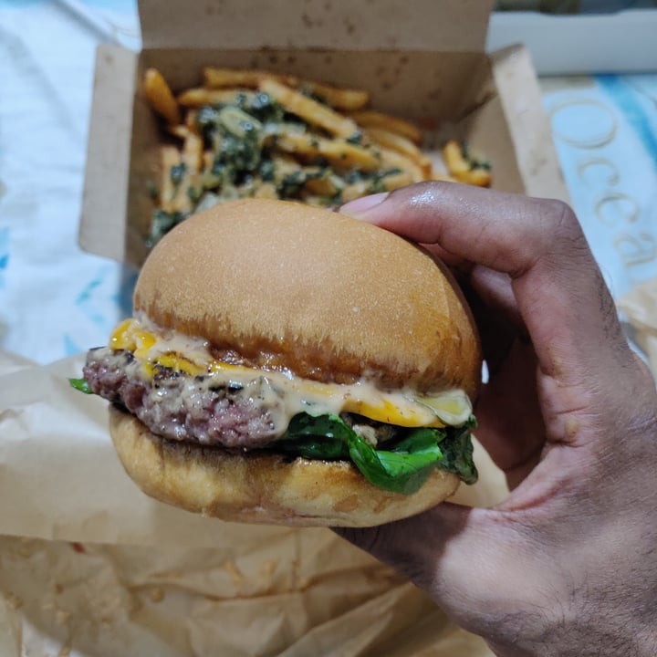 photo of Love Handle  Cheeseburger shared by @hownowbrownkow on  11 Jun 2020 - review