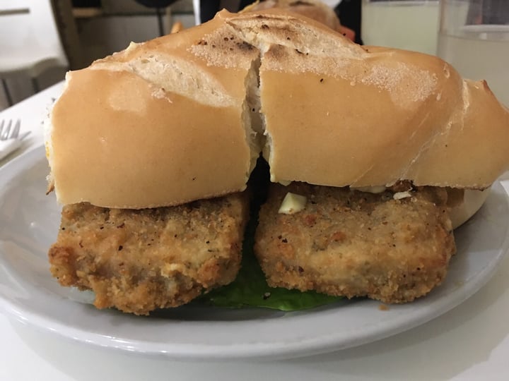 review photo of Loving Hut Microcentro Tofu sandwich shared by @nicolastik on 25 Aug 2019 - review