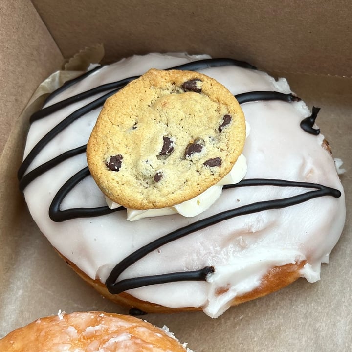 photo of Lovebirds Donuts Oat Cream & Cookies shared by @whitneys6 on  23 Oct 2022 - review