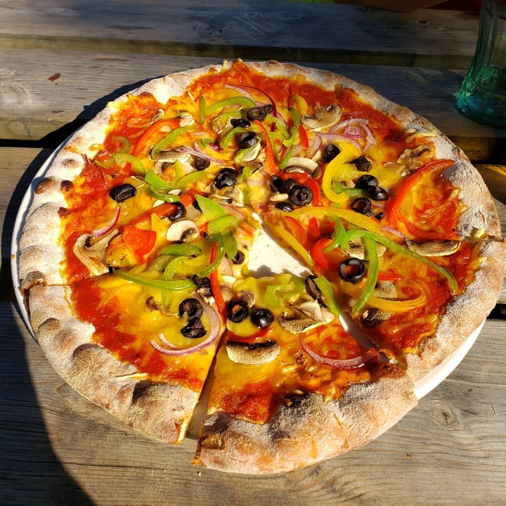 photo of The Catherine Wheel Vegan cheese pizza shared by @bobbingaloolee on  17 Jul 2021 - review