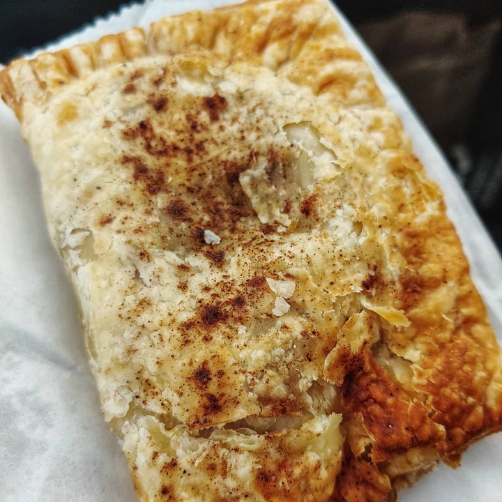 photo of The Fussy Vegan Apple pie shared by @veganonthesavannah on  18 Apr 2021 - review