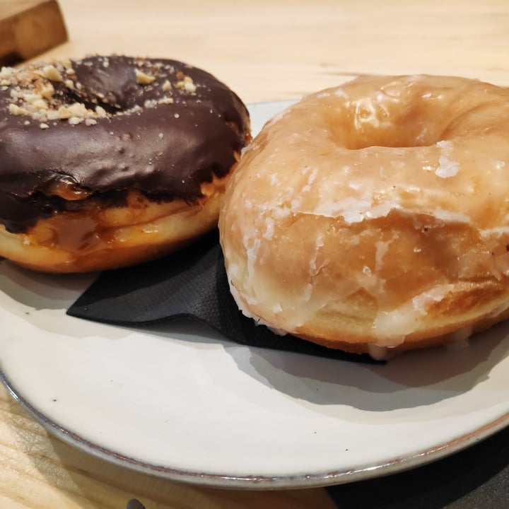 photo of Delish Vegan Doughnuts Donuts variados shared by @zalo93 on  18 Aug 2020 - review