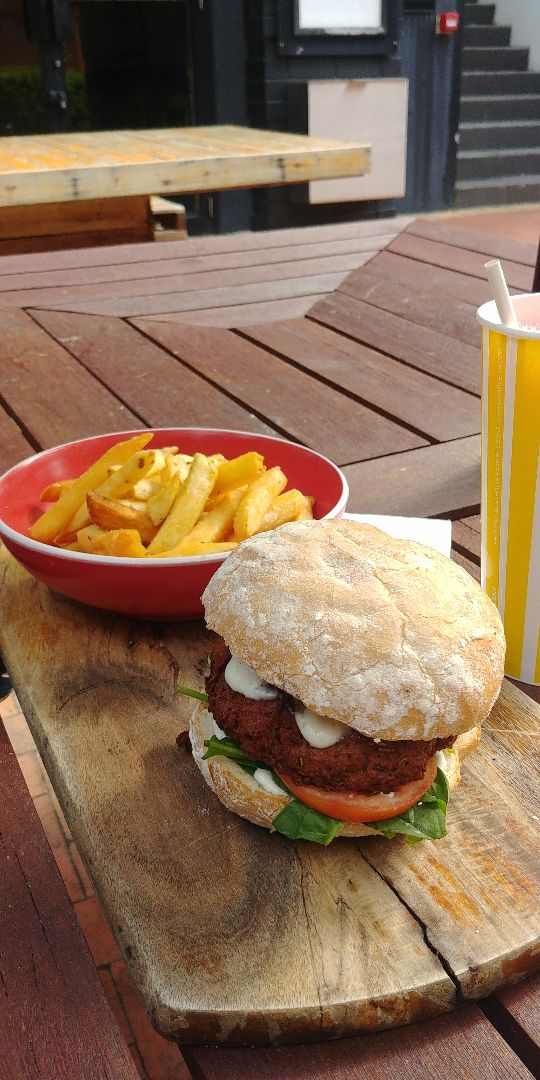 photo of VeganBurgz Chick'n Me Out shared by @zenny on  10 Mar 2020 - review