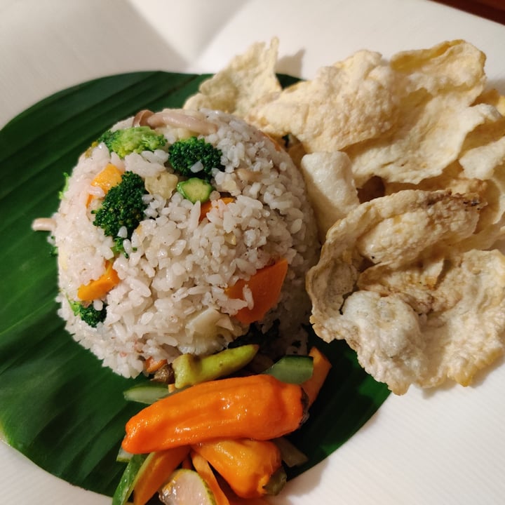 photo of JW Marriott Hotel Jakarta Nasi goreng vegetarian (No egg) shared by @fourdollars on  23 Jul 2022 - review