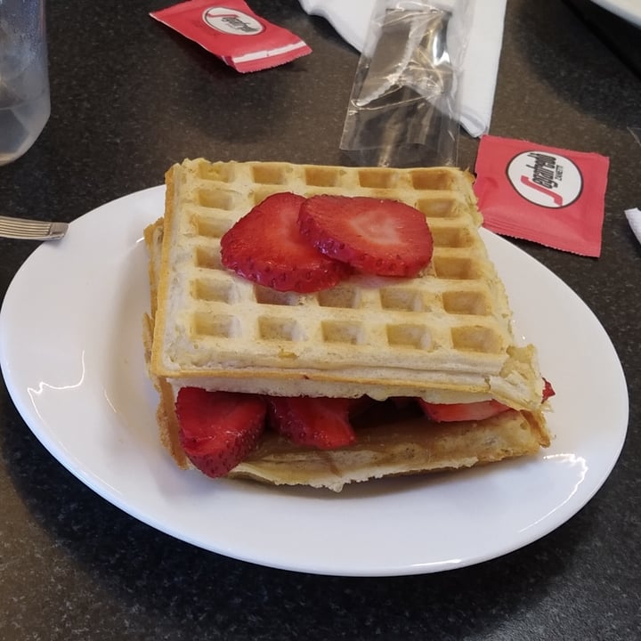 photo of Box wafles y crepes Wafle vegano con dulce de leche de almendras y frutillas shared by @lila0901 on  08 Oct 2021 - review