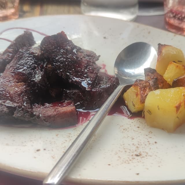 Photo of the dish “Scacciatora di seitan al Montepulciano”