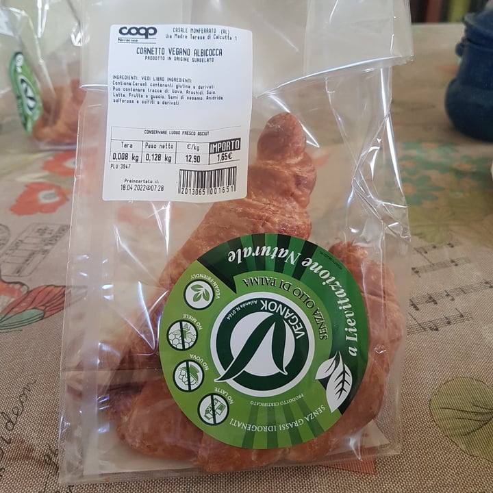 photo of Coop Cornetto vegano all'albicocca shared by @elena-d on  19 Apr 2022 - review