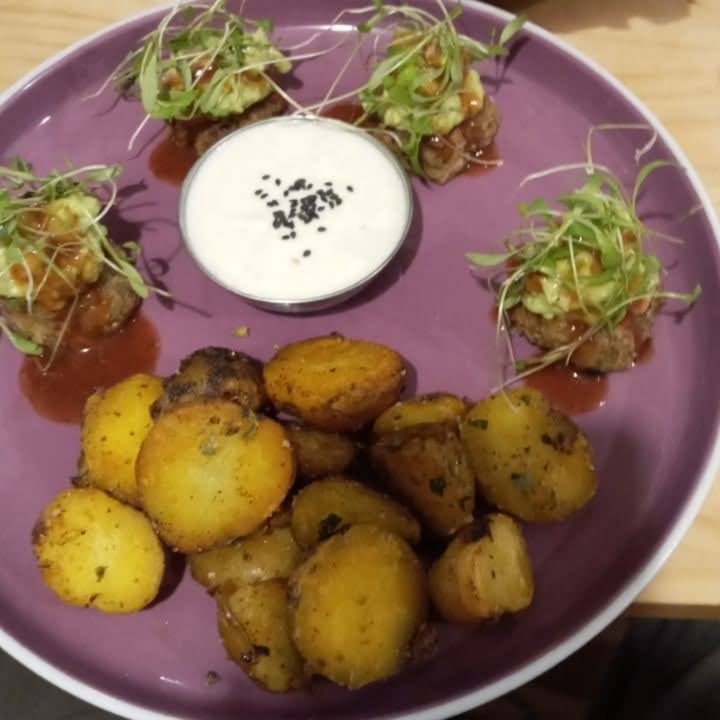 photo of El Jardín De Jazmín Canasta de nuggets de lentejas con papas doradas shared by @rosastylest on  25 Feb 2022 - review