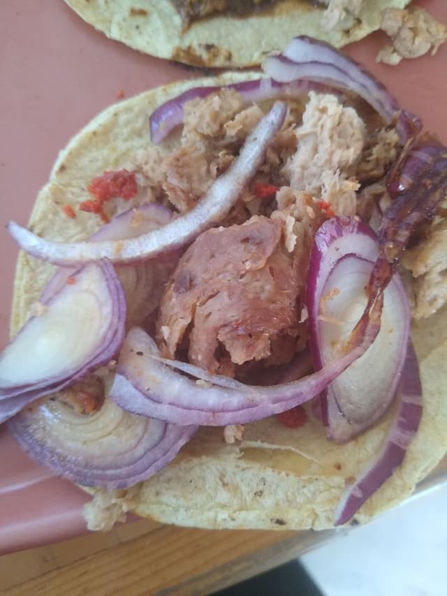 菜肴“Taco de encebollado”的照片
