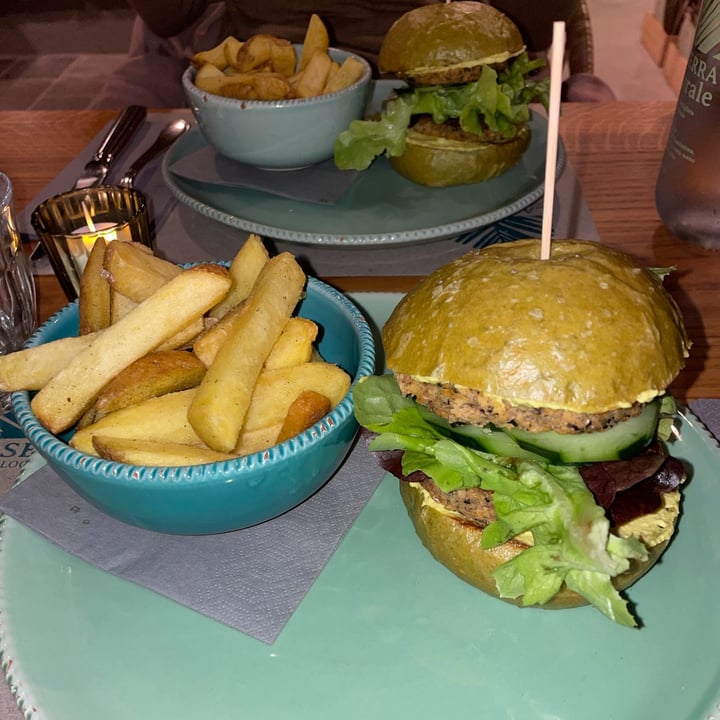 photo of La Serra Ristorante Pizzeria Veggie burger shared by @silviapires96 on  01 Oct 2021 - review