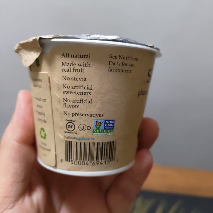photo of siggi’s Plant Based Coconut Blend Yogurt Mango shared by @stevenneoh on  24 Nov 2021 - review