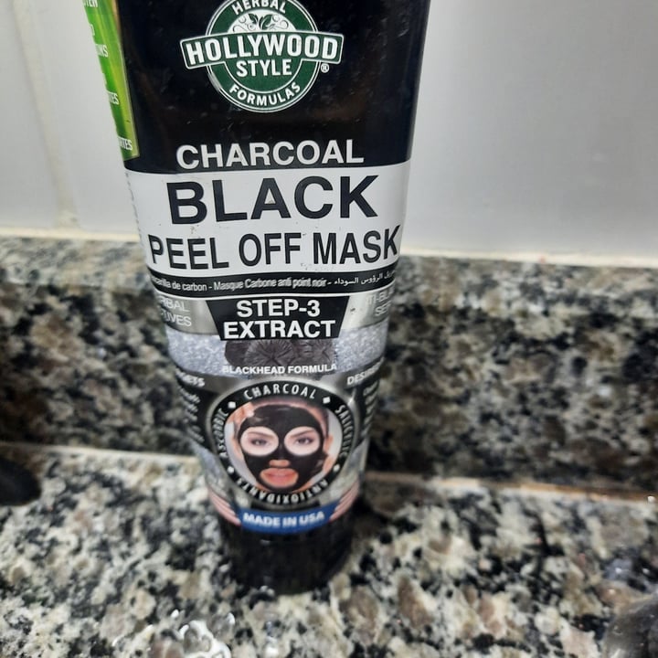 review photo of Charcoal And Rose Petals Mascherza Viso Detox shared by @carlanog on 11 May 2022 - review