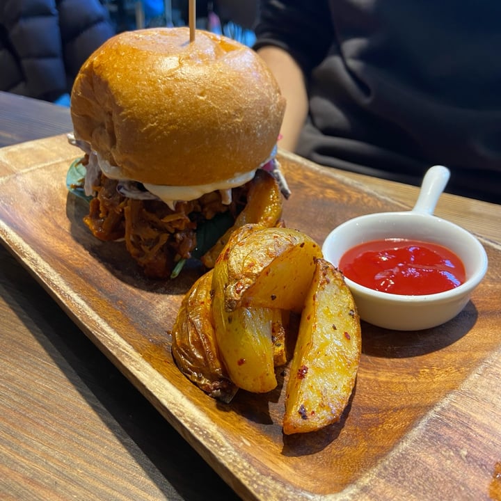 photo of Equilibrium Cafè Brvnch&Coffee Pulled jack fruit burguer shared by @martalihe on  25 Mar 2022 - review