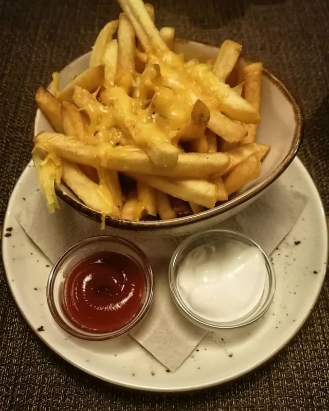 Photo of the dish “Patatas Con Chedar Y Salsas De La Casa”