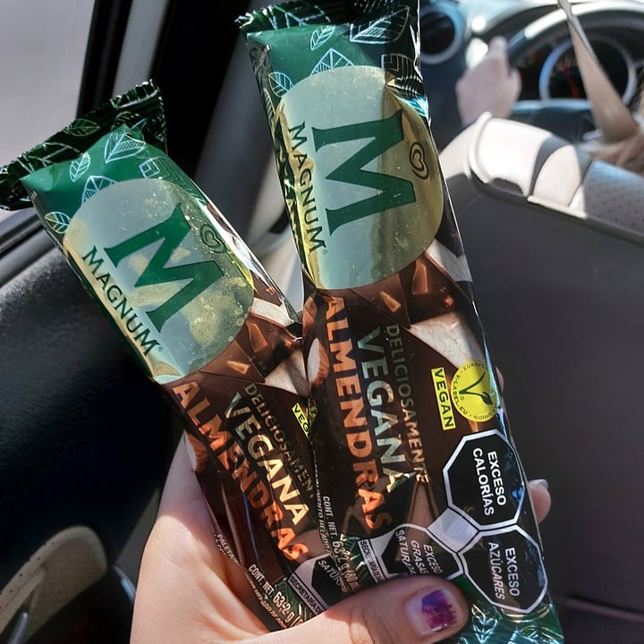 photo of Magnum Magnum Almendras Vegana shared by @nataliaaruh on  26 Apr 2022 - review