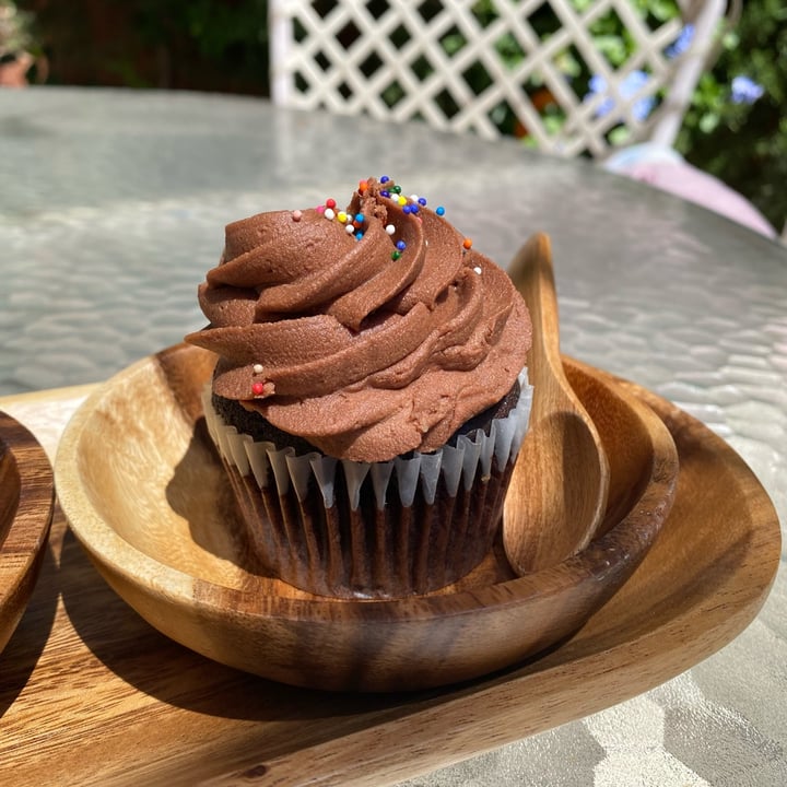 photo of Love at First Bite Bakery vegan chocolate cupcake shared by @yarilovezzucchini on  26 Jul 2022 - review