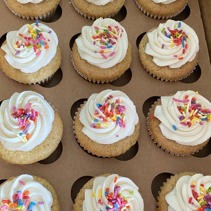 photo of Rainbow Bakery Vanilla Cupcake shared by @kristyahimsa on  04 Apr 2022 - review