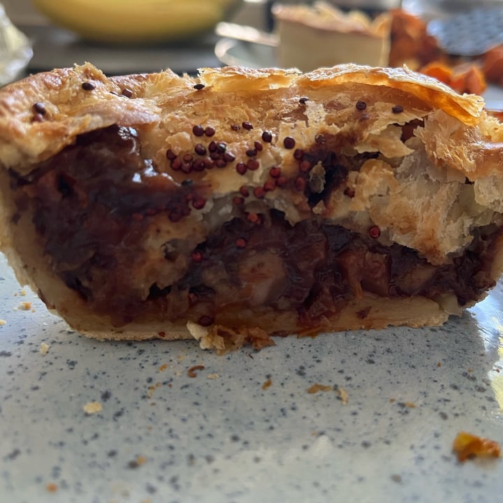 photo of Pieminister Plant Based Kevin Chestnut Mushroom, Tomato & Quinoa Pie With Baby Onions shared by @ameriamber on  01 Oct 2022 - review