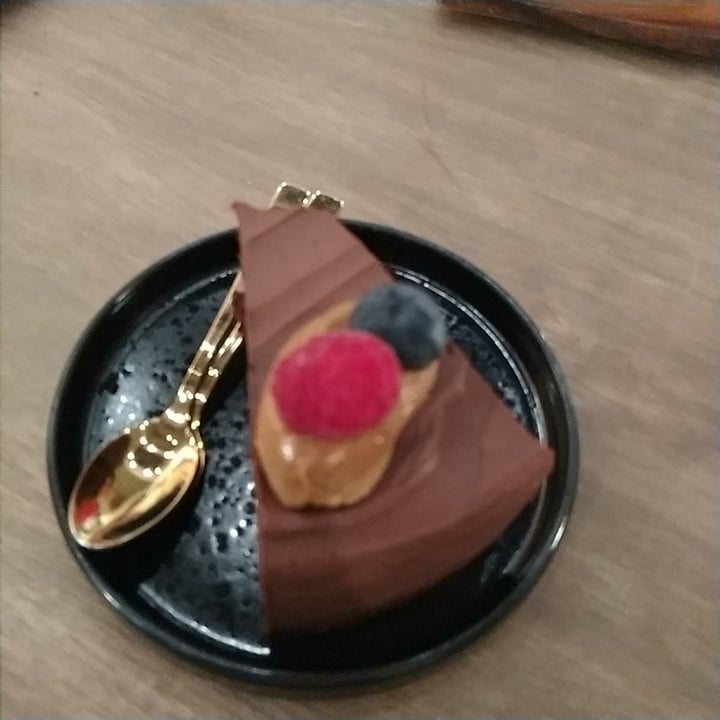 review photo of Genius Central Singapore Vegan chocolate mud cake shared by @avosourdough on 06 Nov 2020 - review