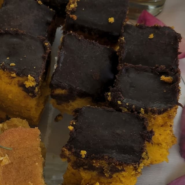 Foto do prato “Bolo de cenoura com cobertura de chocolate”