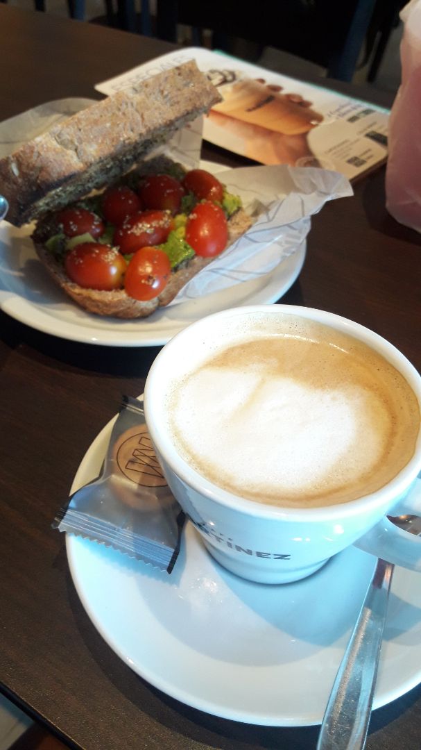 review photo of Café Martínez Café Con Leche De Almendras Y Tostado De Palta Con tomatitos Cherrys shared by @leonnmanu on 28 Jan 2020 - review
