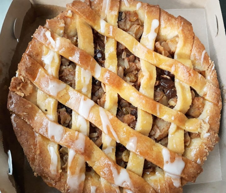 photo of Schwarzbrotgold Bakery Apple Pie shared by @theveganrainbow on  24 Apr 2020 - review