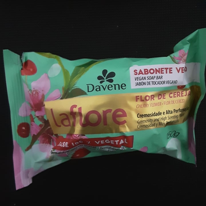 photo of Davene La flore sabonete vegetal flor de cereja shared by @bebelleolivie on  02 May 2022 - review