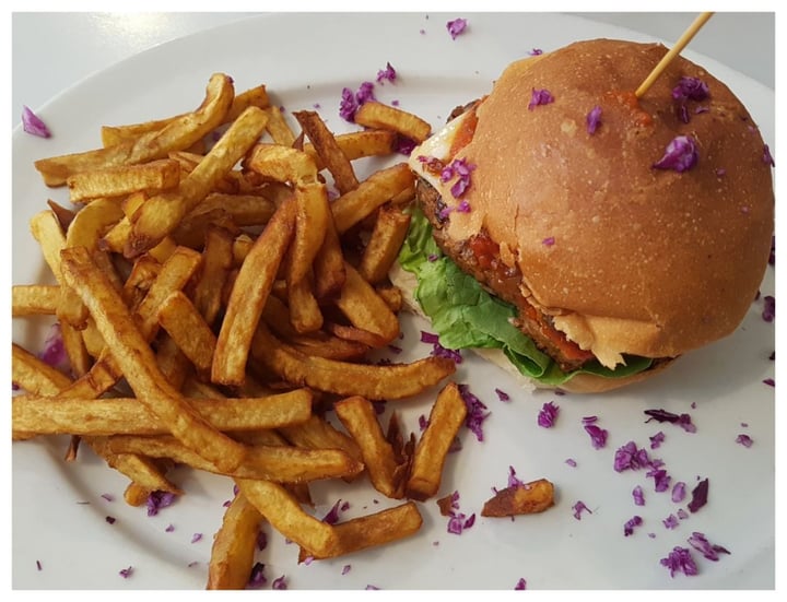 photo of Royale Eatery Vegan cheese burger shared by @knaude21 on  04 Jul 2019 - review