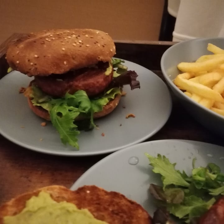 review photo of Heura Burgers Originali shared by @veganoonpics on 27 Dec 2021 - review