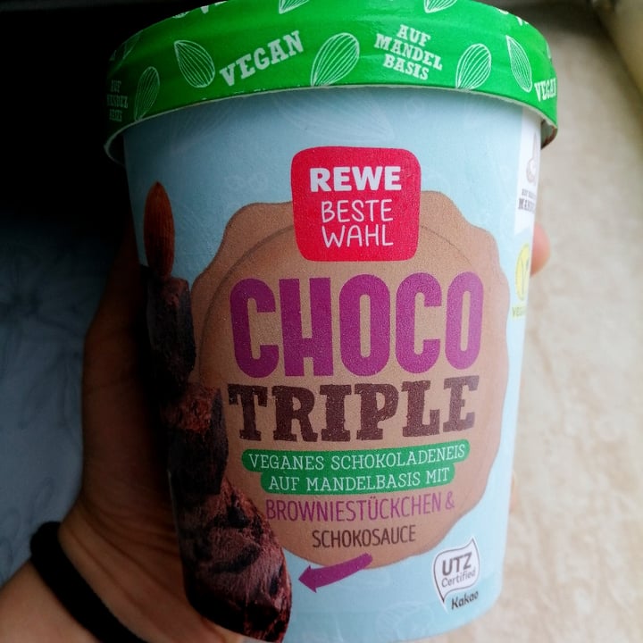 photo of REWE Beste Wahl Choco Triple Ice cream shared by @rivoltantispecista on  16 Jul 2021 - review
