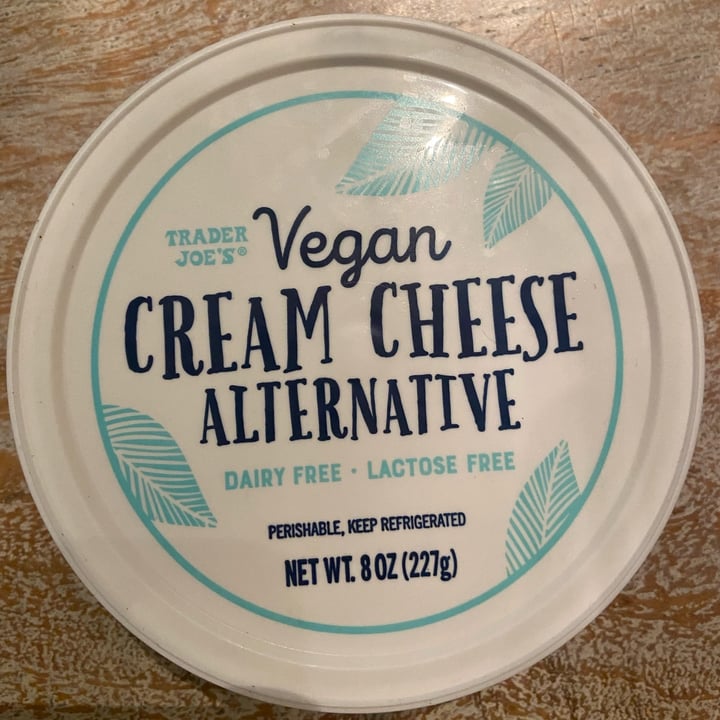 photo of Trader Joe's Vegan Cream Cheese Alternative shared by @anna-vegan2021 on  06 Mar 2022 - review