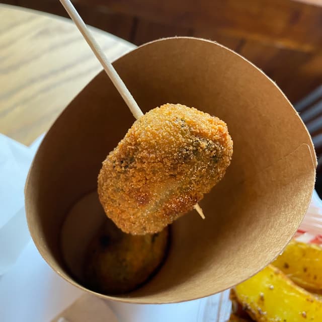 菜肴“Croquetas de espinacas con pasas y piñones”的照片