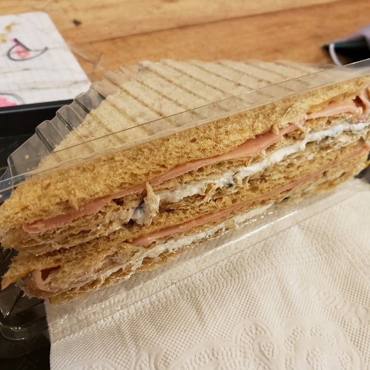 photo of Futuro Veggie - Coffee & Deli Sándwich de miga sabor Roquefort shared by @lucianah on  10 Dec 2021 - review