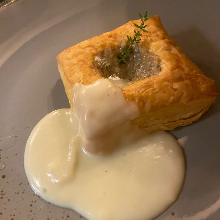 photo of GingerGi Veggie-Pop restaurant Brioche salata ai funghi con salsa al “formaggio” e tartufo shared by @sonsofseitan on  13 Jan 2023 - review