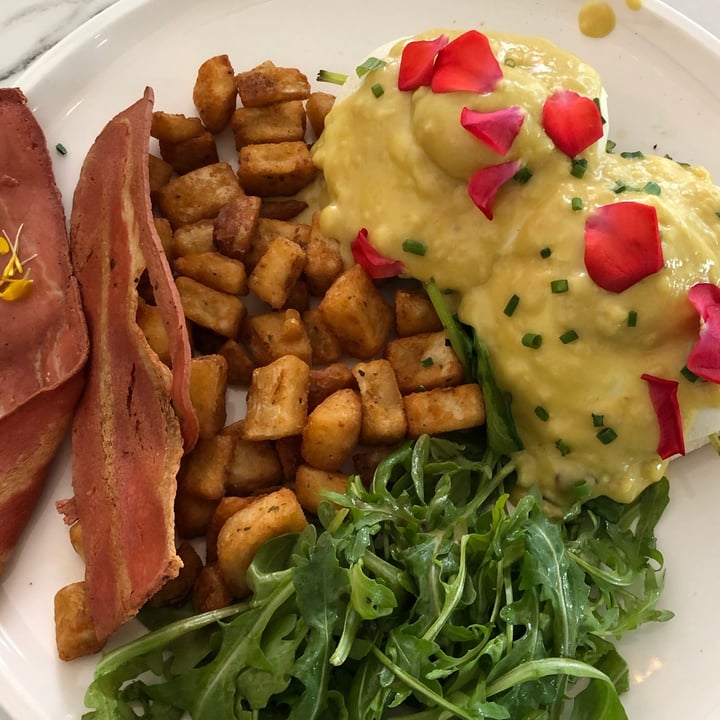 photo of Evviva Breakfast and Lunch Vegan Benedict shared by @madbatata on  29 Oct 2021 - review