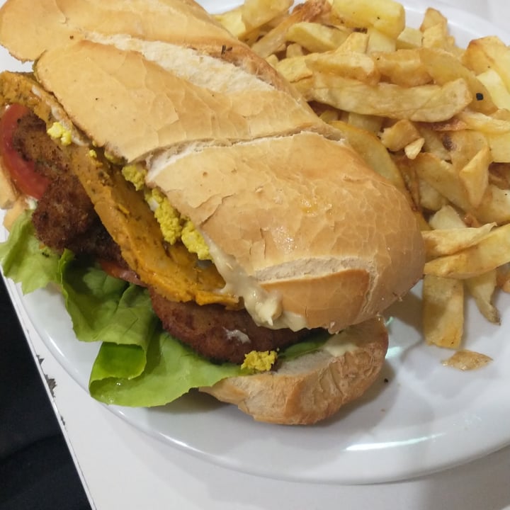 review photo of Loving Hut Microcentro Lomito Completo shared by @unpatomas on 03 Nov 2021 - review