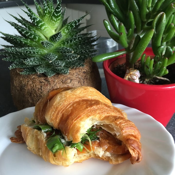 photo of Aujourd'hui Demain Croissant salé - saumon & cream cheese shared by @chuchuliette on  19 Dec 2020 - review