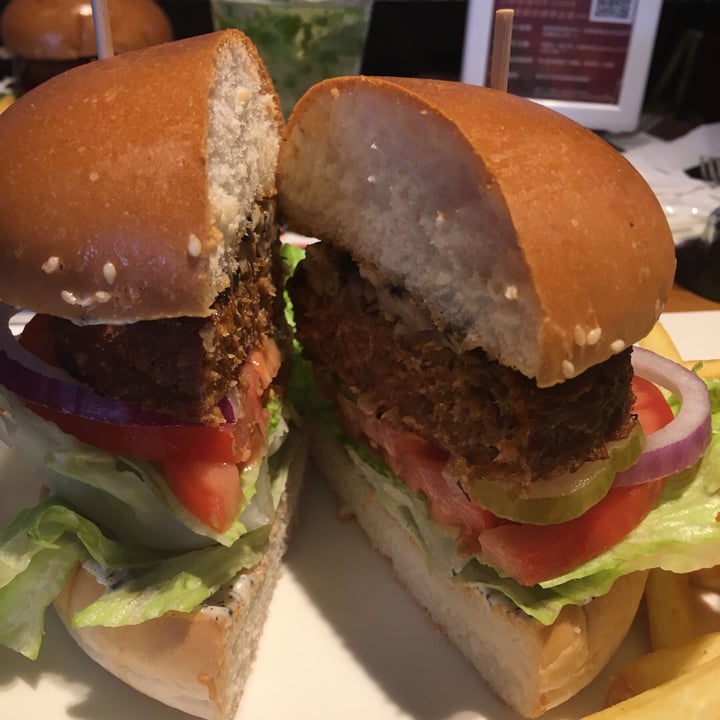 photo of TGI FRIDAYS Zhongli Restaurant Beyond burger shared by @earthlytwins on  19 May 2019 - review