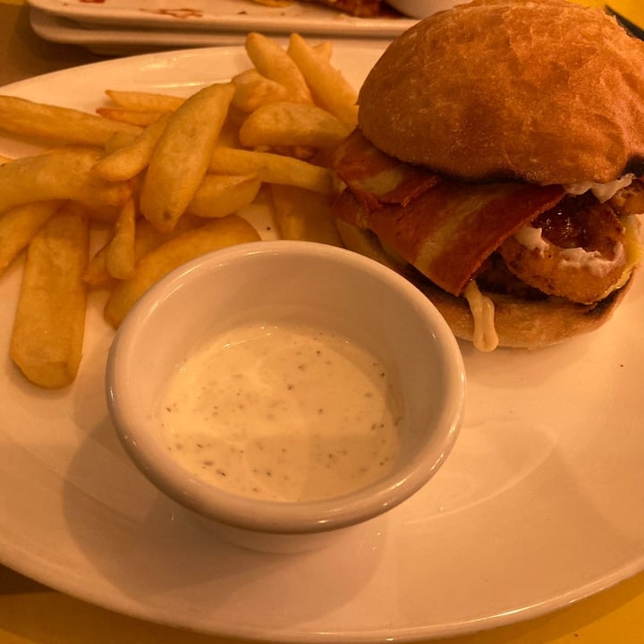 review photo of La Factor铆a Vegana Caf茅-Bar Hamburguesa "sue帽o de una noche de vegano" shared by @bluecarrot on 27 Feb 2022 - review