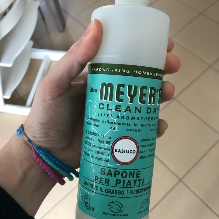 photo of Mrs. Meyer's Clean Day Clean Day Dish Soap basil shared by @sisianval on  14 Apr 2022 - review