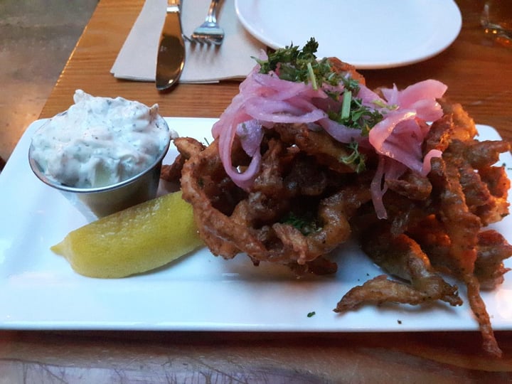 review photo of MeeT in Gastown Oyster Mushroom Kalamari shared by @ajonvi on 09 Jun 2019 - review