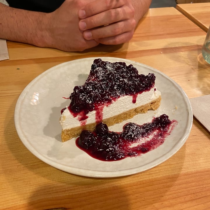 photo of Kind Kitchen Red Fruit Cheesecake shared by @vegainz12 on  17 Jun 2021 - review