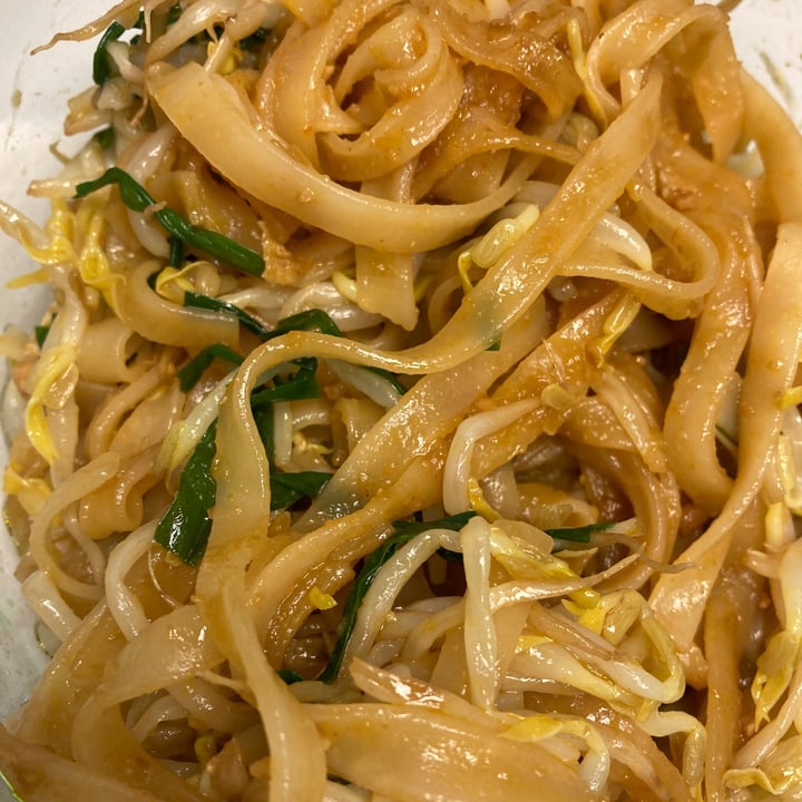 photo of Trader Joe's True Thai Vegetable pad thai shared by @compassionatekisses on  21 Dec 2021 - review