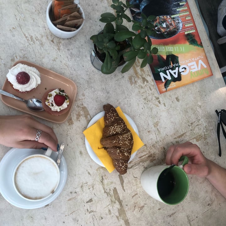 review photo of Dulcamara Vegan Bakery & Bistrot Colazione (Cornetto Alla Nocciolata e Cupcacke Al Cocco) shared by @susimix on 22 Jun 2022 - review