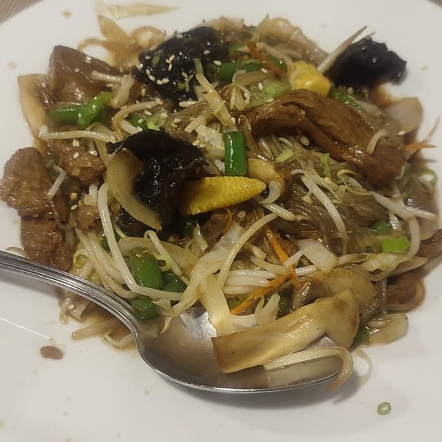 Photo of the dish “fideos de arroz con tofu”