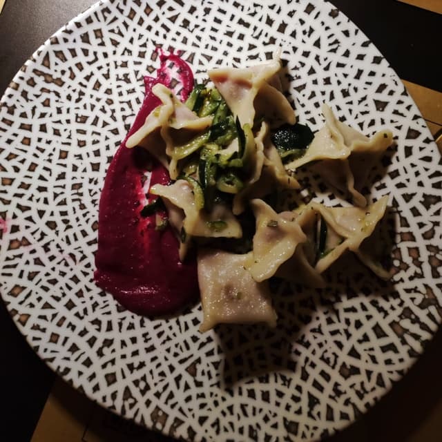 菜肴“Fagottini Di Rapa Rossa, Patata E Cipolla Tropea, Con Zucchine Chiare Su Salsa Di Rapa”的照片
