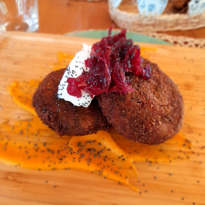 review photo of Zenzero biorestaurant Polpette Fritte Di Lenticchie E Cicoria Con Cipolla Caramellata E Formaggio Vegano shared by @veguidoroma on 10 Oct 2021 - review