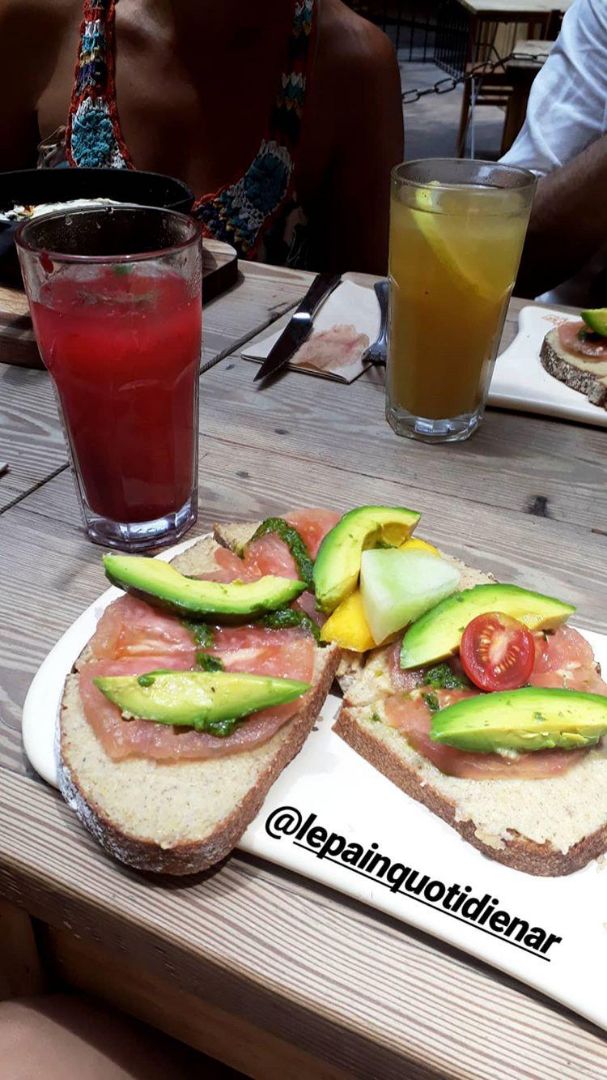 photo of Le Pain Quotidien Tartine de hummus, tomate y palta shared by @agustinalemon on  25 Dec 2019 - review