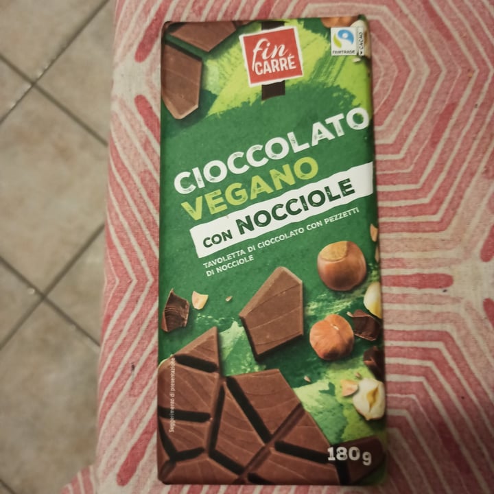 photo of Fin Carré Cioccolato vegano con nocciole shared by @veronica2326 on  07 Dec 2021 - review