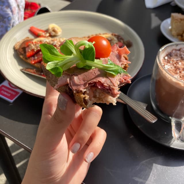 Foto del plato “Tostada de Sin Jamón con tomate”